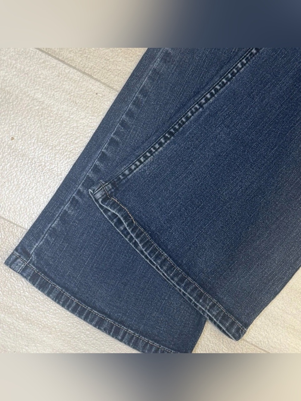 LEVIS Signature At Waist Bootcut Blue Jeans
Misses Size 12 Short (30x28.5) - Picture 7 of 9